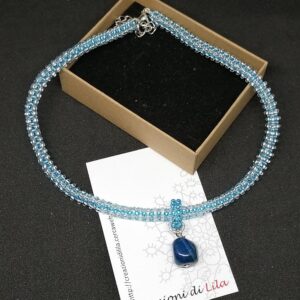 Collana cubic azzurro e argento con pendente agata blu